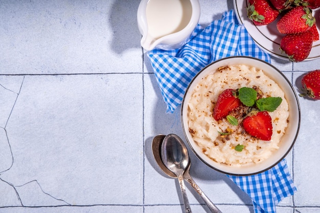 Gachas de arroz o pudín con fresa