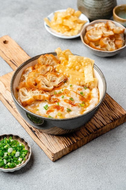 Gachas de arroz o sopa de arroz con cakwe en un tazón