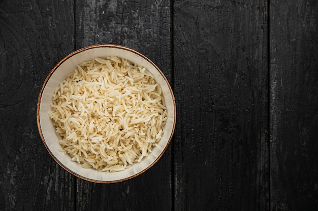 Gachas de arroz en un plato sobre un fondo oscuro