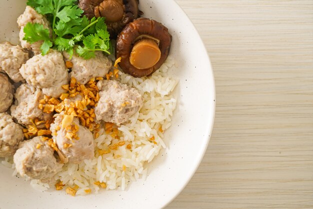 Foto gachas de arroz secas caseras con tazón de cerdo hervido