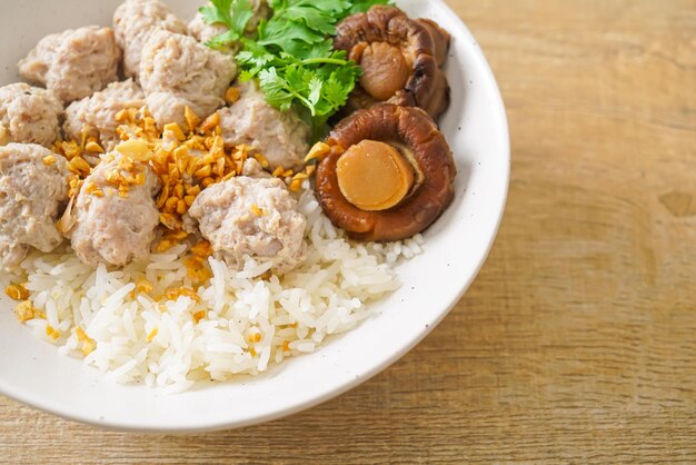 Gachas de arroz secas caseras con tazón de cerdo hervido