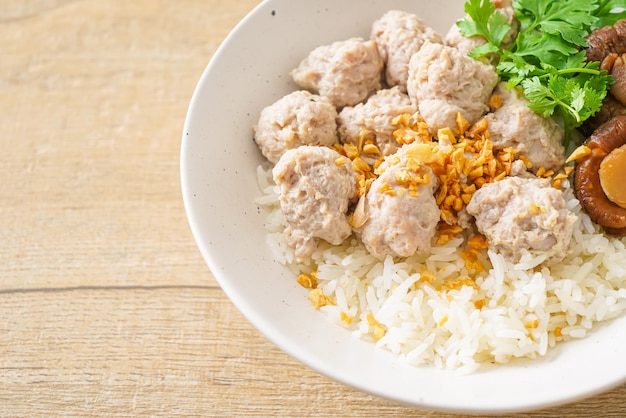 Gachas De Arroz Seco Con Tazón De Cerdo Hervido