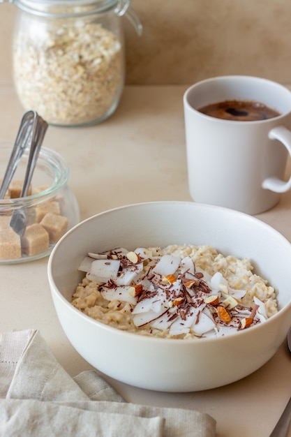 Foto gachas de avena con almendras, coco y chocolate. alimentación saludable. comida vegetariana. desayuno. dieta.