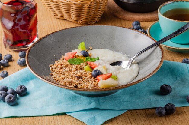 Gachas de avena y arroz con bayas en un tazón