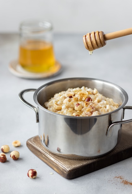 Gachas de avena con avellanas y canela en una sartén