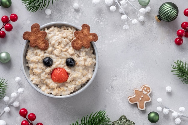 Gachas de avena de avena de ciervo de navidad para desayuno de niños