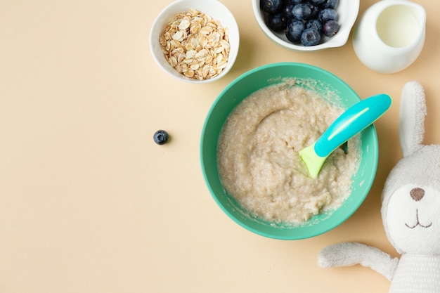 Gachas de avena con avena y frutos rojos en un plato. Vista superior con espacio de copia.