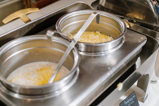 Gachas de avena calientes frescas en un tazón en la mesa del buffet