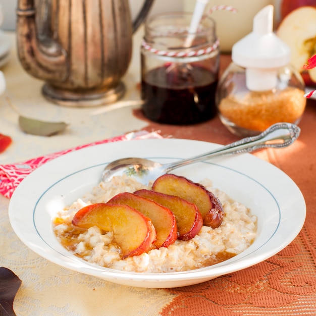 Gachas de avena cremosas con manzanas de miel