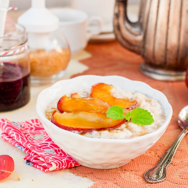 Gachas de avena cremosas con manzanas de miel