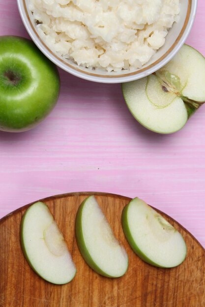 Gachas de avena con frutas para el desayuno en la mesa.