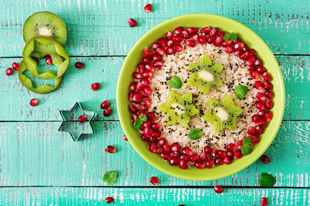 gachas de avena con granada y kiwi