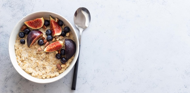 Gachas de avena con higos arándanos almendras y miel Alimentación saludable Comida vegetariana Desayuno