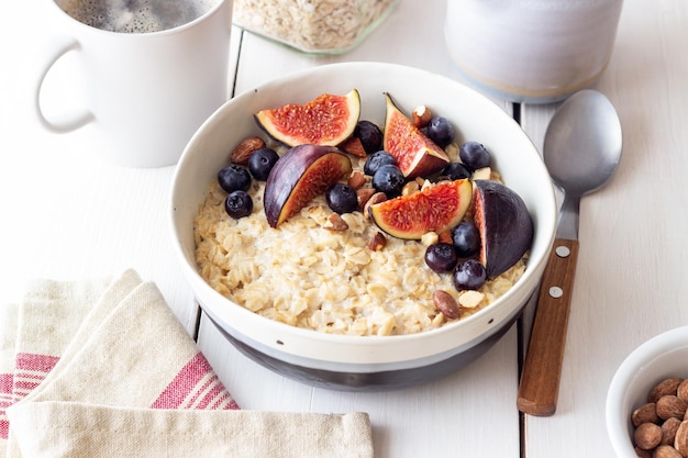 Gachas de avena con higos arándanos almendras y miel Alimentación saludable Comida vegetariana Desayuno