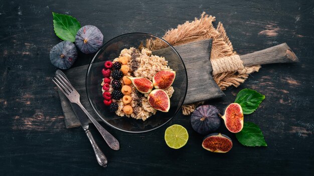 Gachas de avena con higos, frambuesas, moras y semillas de chía Comida saludable Espacio libre para texto Vista superior