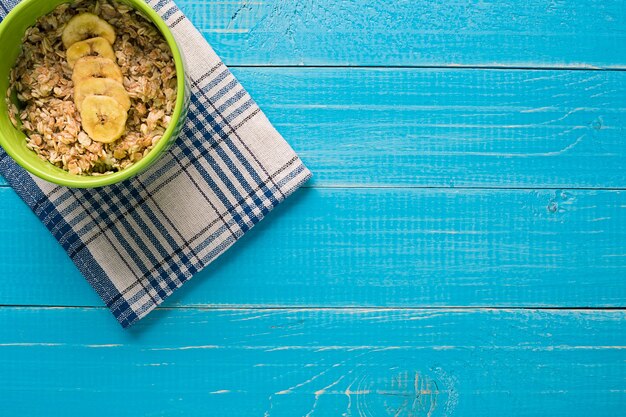 Gachas de avena, leche y plátano en la mesa