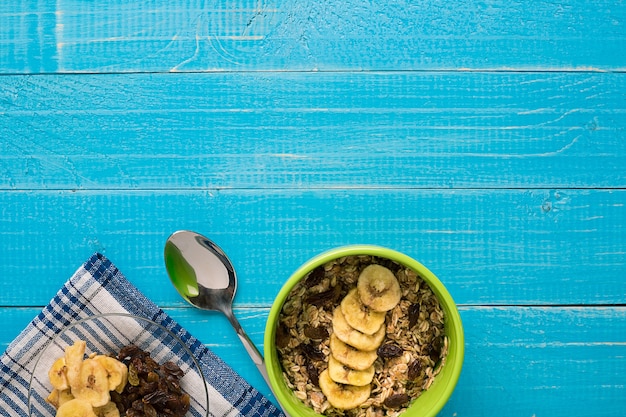 Gachas de avena, leche y plátano en la mesa