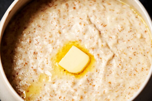 Gachas de avena con pasas, miel y nueces en un tazón