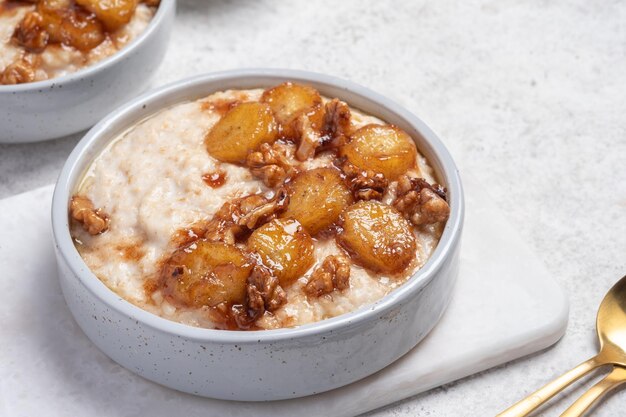 Gachas de avena con plátano caramelizado y nueces