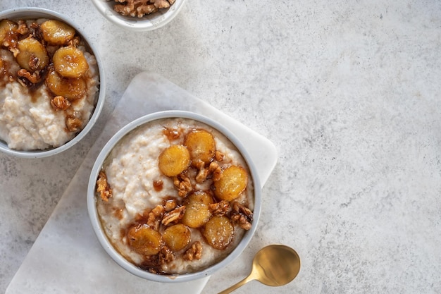 Gachas de avena con plátano caramelizado y nueces