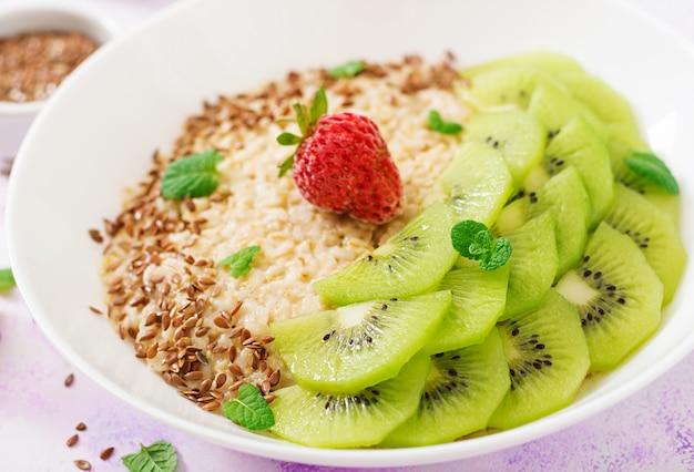 Gachas de avena sabrosas y saludables con kiwi y semillas de lino