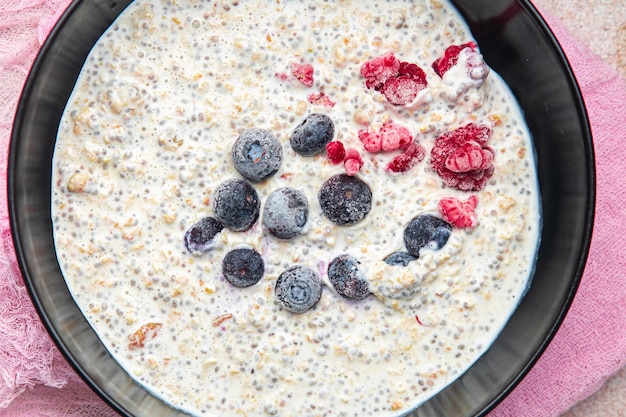 Gachas de avena, semillas de chía y bayas, desayuno, comida fresca y saludable, dieta de alimentos en la mesa