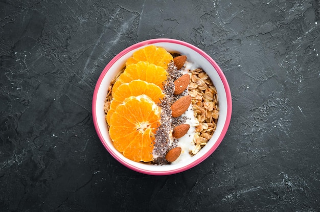 Gachas de avena con semillas de chía naranja y almendras Vista superior Espacio libre para el texto