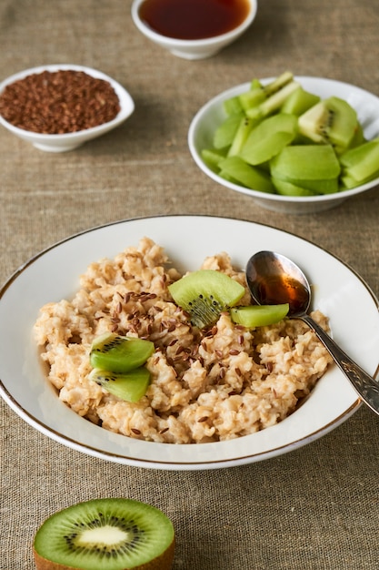 Gachas de avena con semillas de lino y kiwi