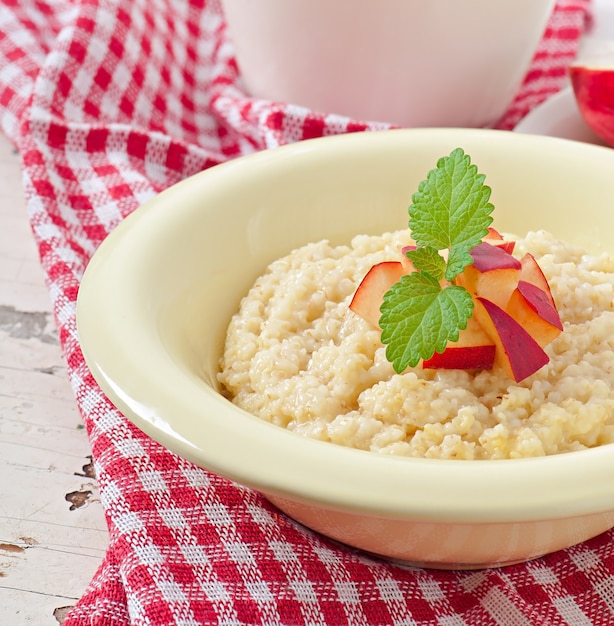 Gachas de avena en un tazón