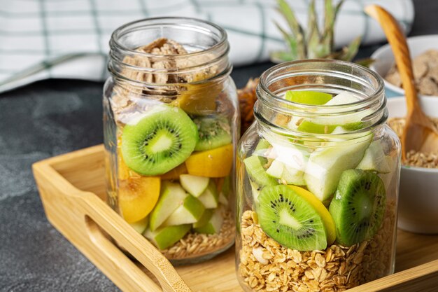 gachas de avena con trozos de fruta en vaso