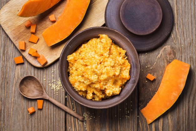 Gachas de avena con vista superior de calabaza y mijo