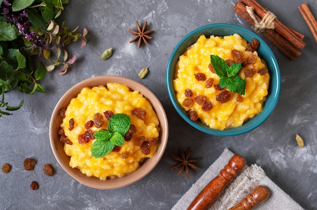 Gachas de calabaza con arroz y pasas. Desayuno sabroso y saludable. Nutrición apropiada