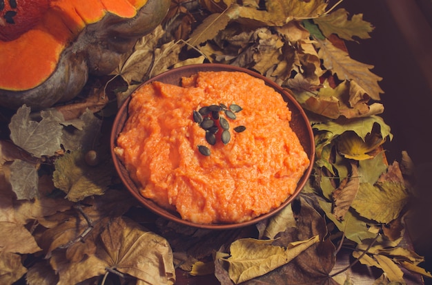 Gachas De Calabaza Con Semillas En Mesa De Madera