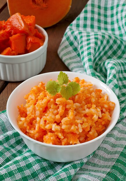 Gachas de calabaza en un tazón blanco