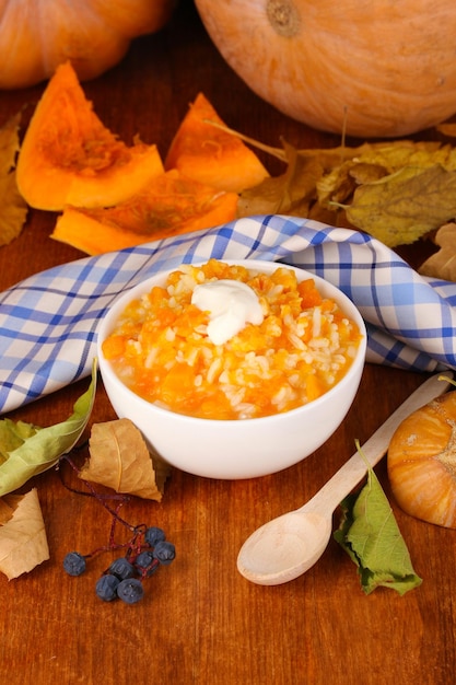 Gachas de calabaza útil en plato blanco sobre mesa de madera closeup