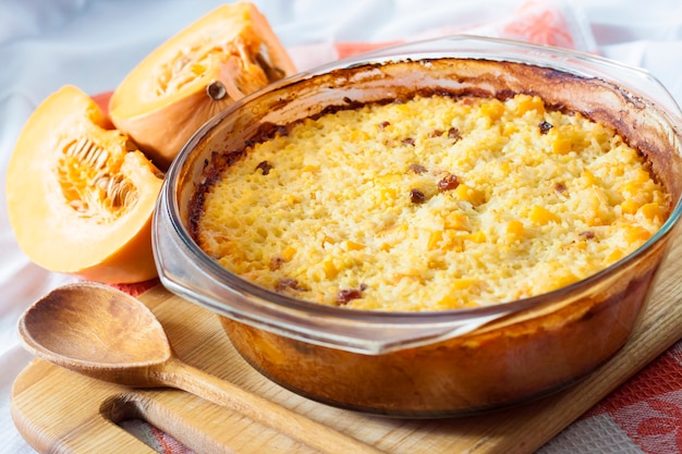 Gachas de cereal lechoso al horno con calabaza y pasas