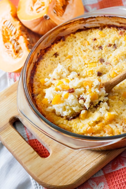 Gachas de cereal lechoso al horno con calabaza y pasas