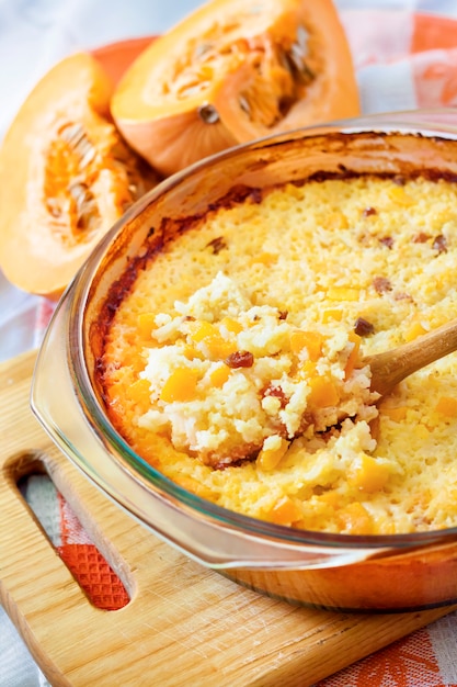 Gachas de cereal lechoso al horno con calabaza y pasas