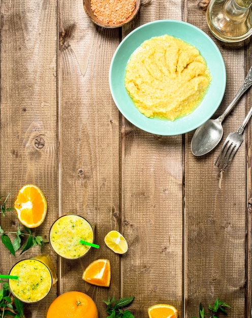 Gachas de guisantes y batido de frutas