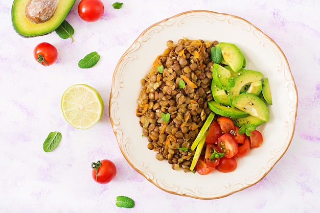 Gachas de lentejas y verduras frescas