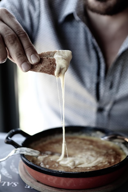 Gachas de maíz Muhlama con queso