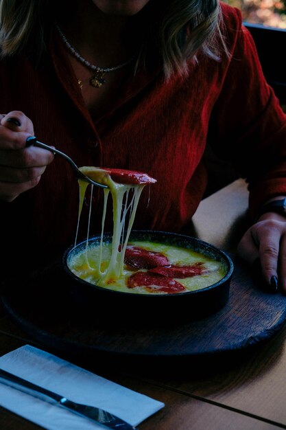 Gachas de maíz Muhlama con queso