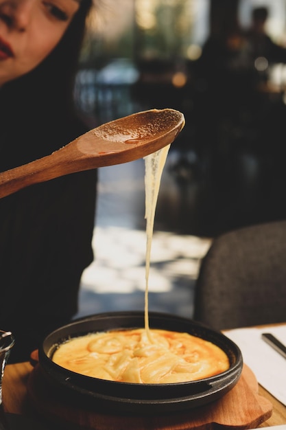 Gachas de maíz Muhlama con queso