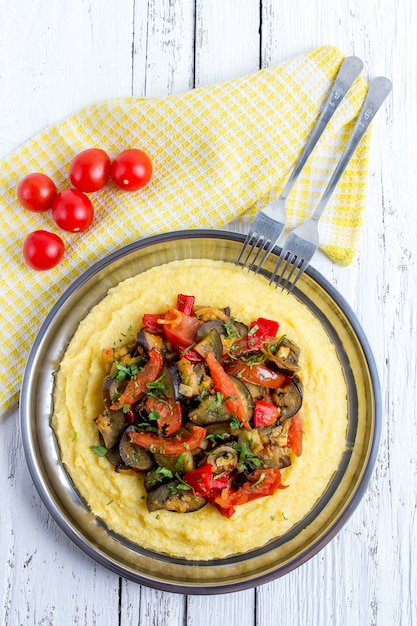 Gachas de maíz con verduras