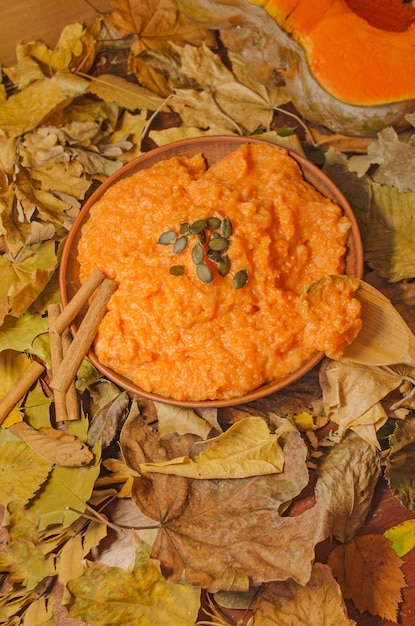 Gachas de mijo con calabaza en un cuenco de arcilla