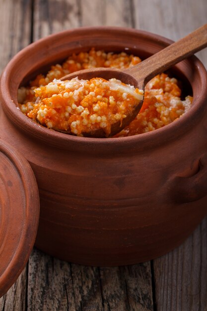 Gachas De Mijo Con Calabaza Y Leche En Una Olla De Arcilla