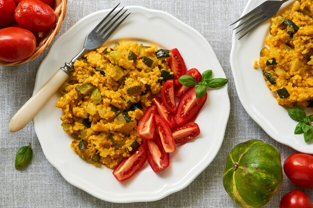 Gachas de mijo picante con calabacín y tomates