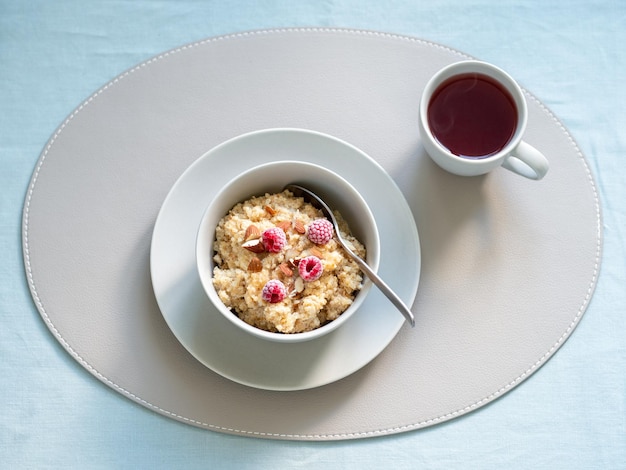 Gachas de quinoa con frambuesas y almendras