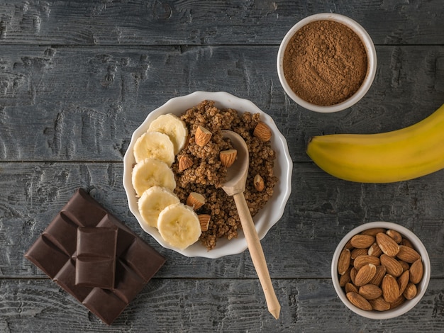 Gachas de quinua con plátano y leche de almendras en una mesa de madera