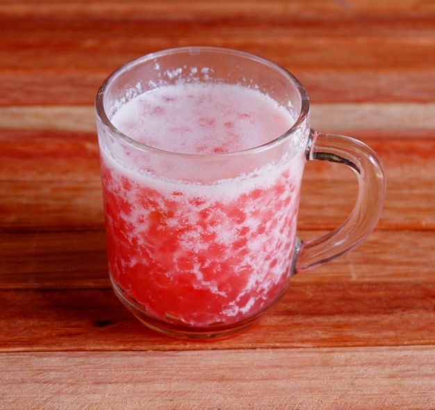 Gachas de sagú en un vaso sobre un fondo de madera